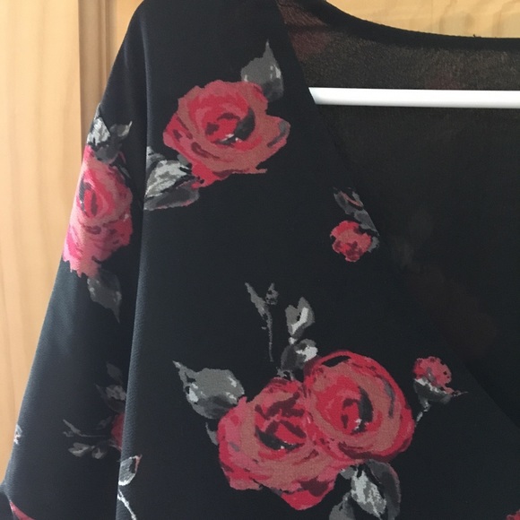 Floral top with short bell sleeves - Picture 3 of 5